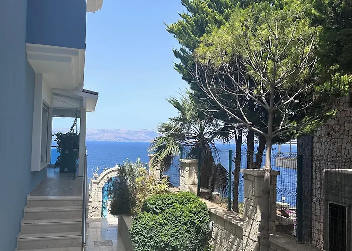 费尔内咖啡与早餐酒店 3*